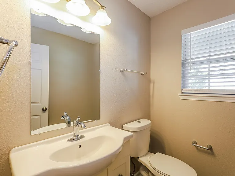 109 Lockerbie Ln — Photo 14