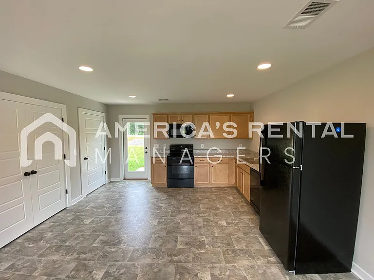 370 Sunlight Cir — Photo 2