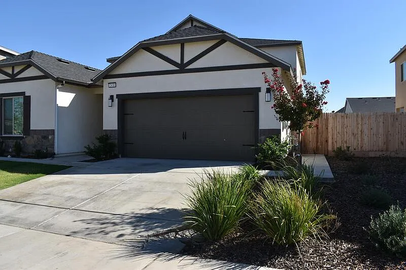 3 bed, 2.5 bath, 2000 sqft, $2,100 — Photo 3