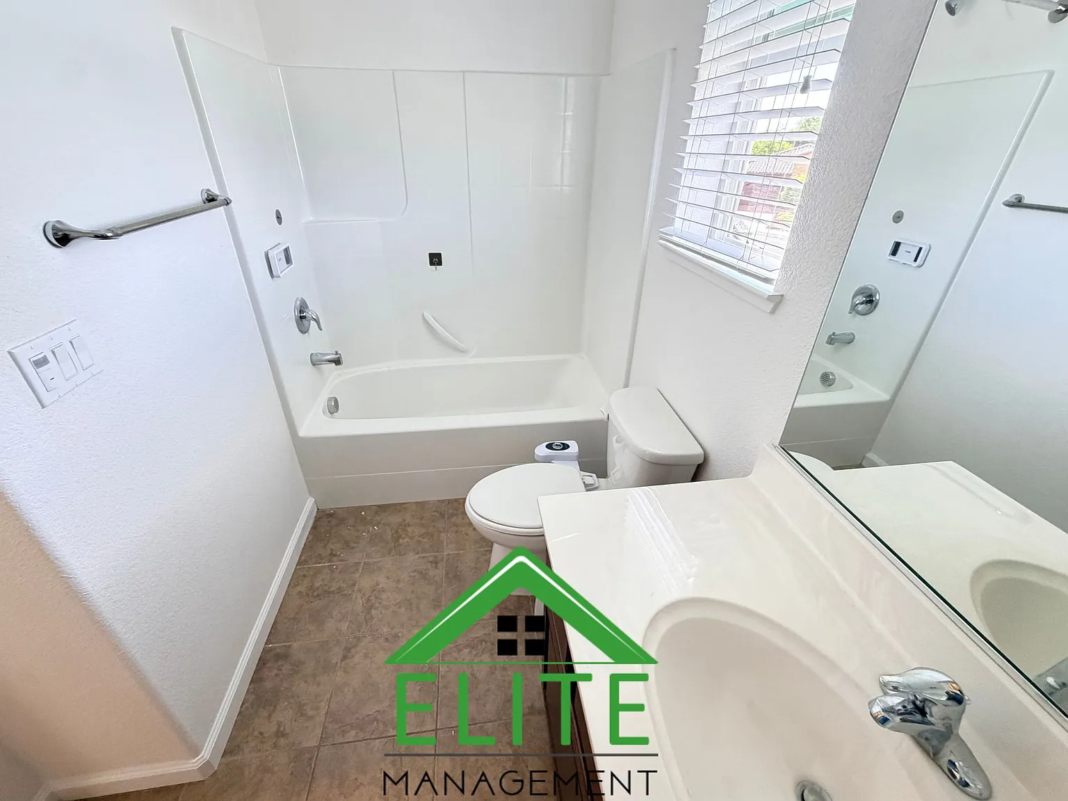 4 bed, 2.5 bath, 1835 sqft, $3,295 — Photo 2