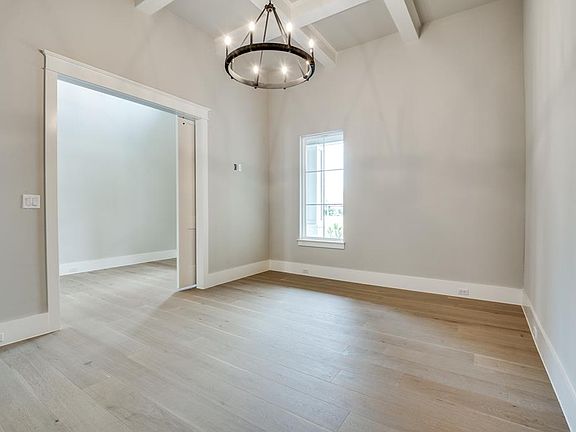 5th image of 211 Saint Andrews Dr E