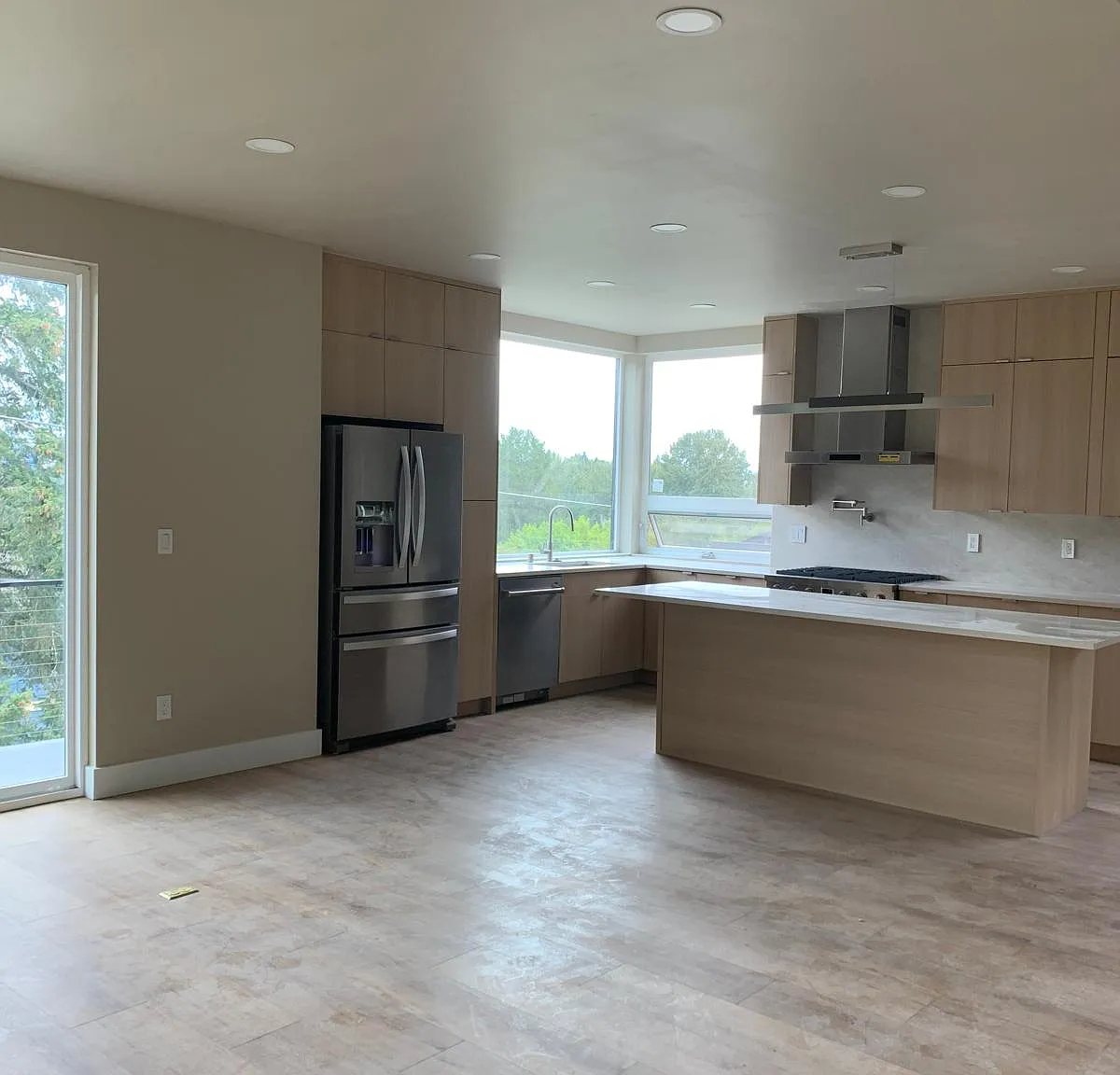 4 bed, 2600 sqft, $5,800 — Photo 2