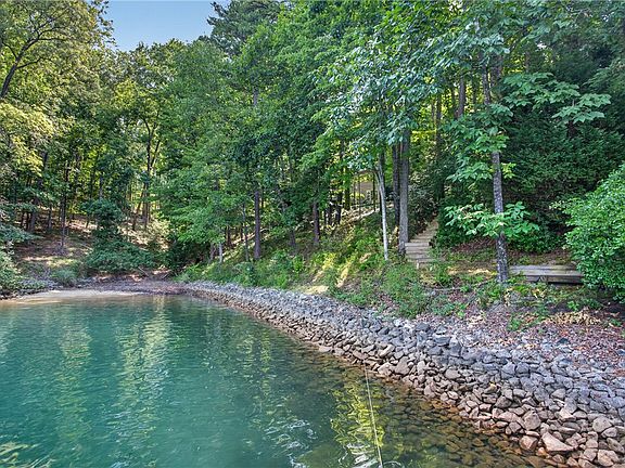 3rd image of 12 Lookout Ln