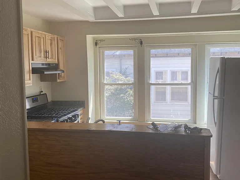 313 E College St — Photo 6