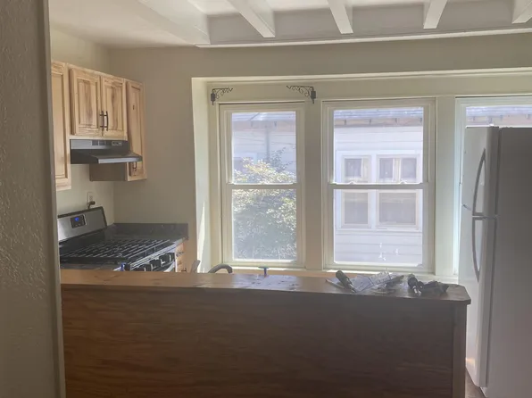 313 E College St, Carbondale, IL 62901