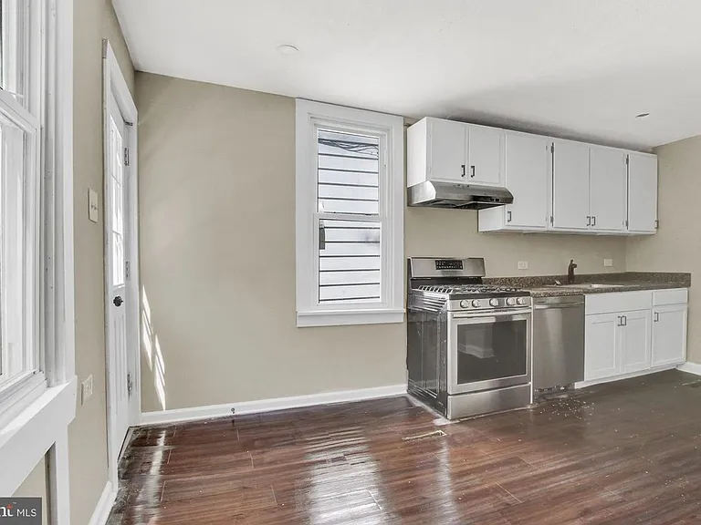 2369 Canby St — Photo 7