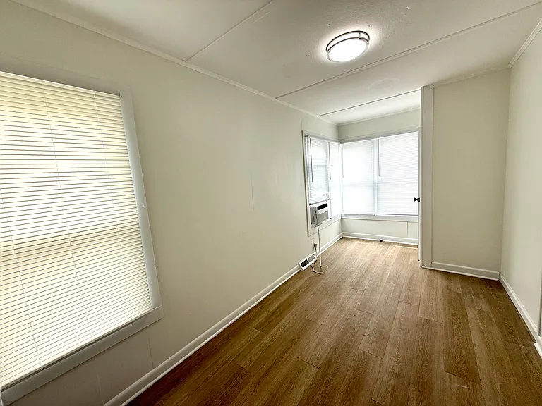 1409 Lawrence Ave — Photo 7