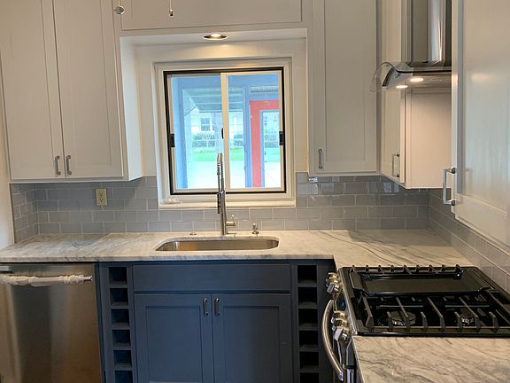 3rd image of 724 S Clayton Ave