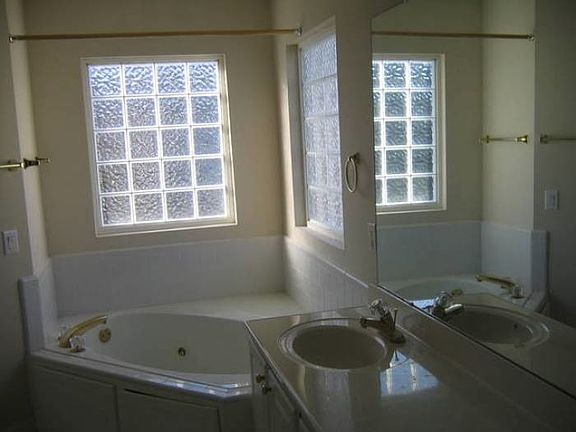 4th image of 105 Old Markham Pl