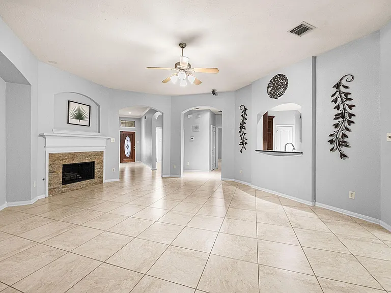 802 Floriencia St — Photo 11