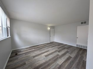 5940 E River Rd #3, Minneapolis, MN 55432