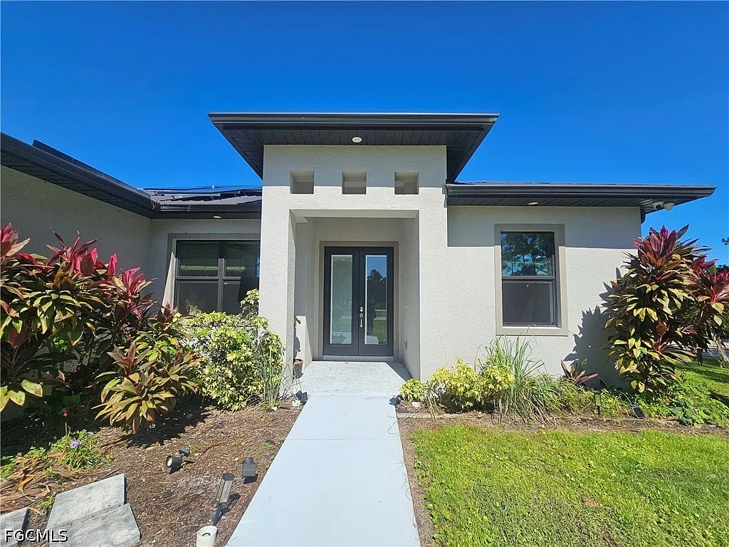 3 bed, 2.0 bath, 1632 sqft, $3,200 — Photo 2