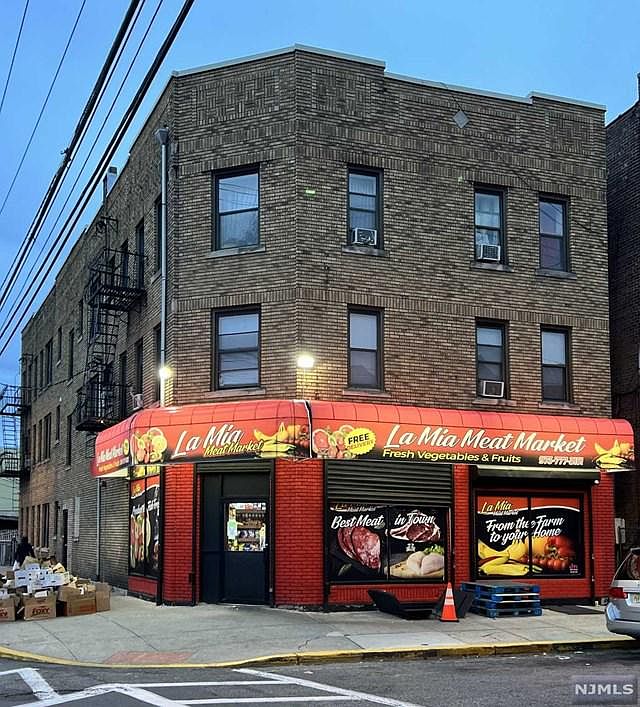 2nd image of 320 Madison St
