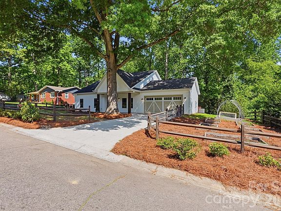 3rd image of 2113 Woodlawn St #A