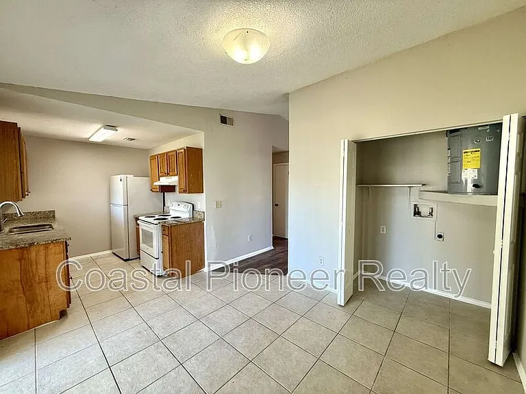 1242 Coolmont Dr — Photo 6