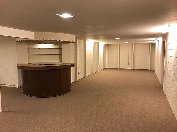 960 sq ft rec. room with bar