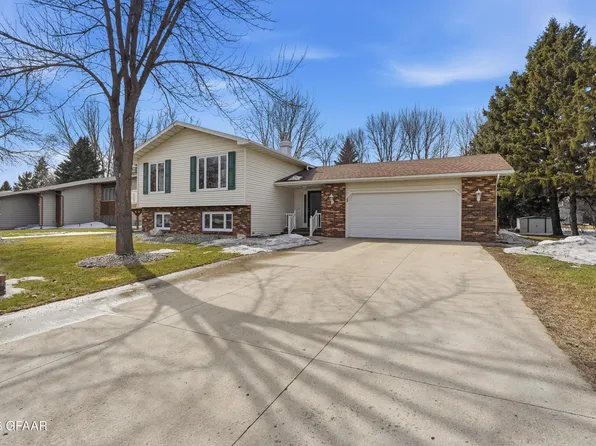 922 James Ave SE, East Grand Forks, MN 56721