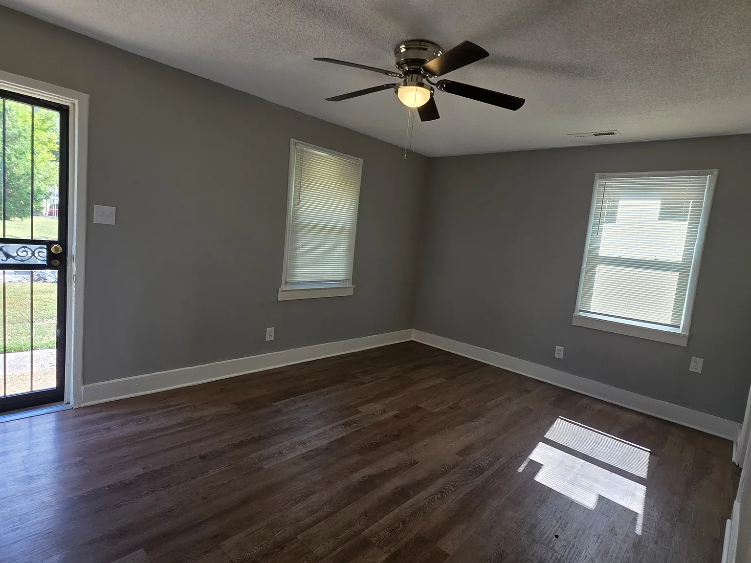 Charming 2-Bedroom, 1-Bathroom Home — Photo 3