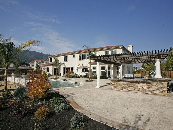 Huge yard...see the buildt-in BBQ