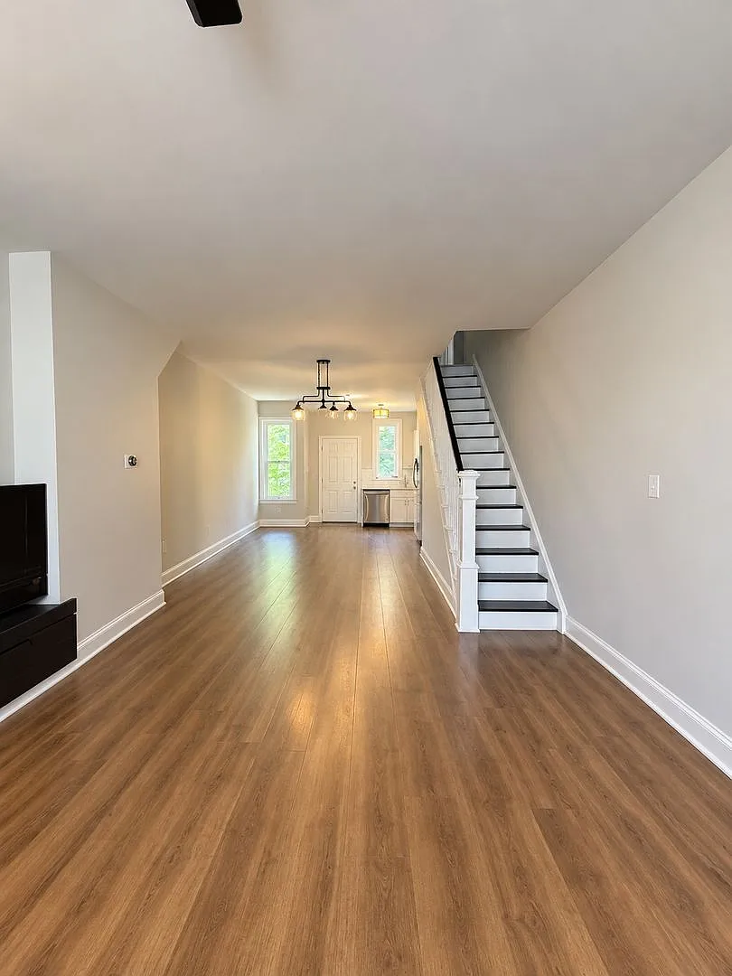 Spacious Two Bedroom + Den Home in West Powelton! — Photo 1