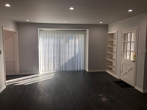 3rd image of 10607 Camarillo St #10607