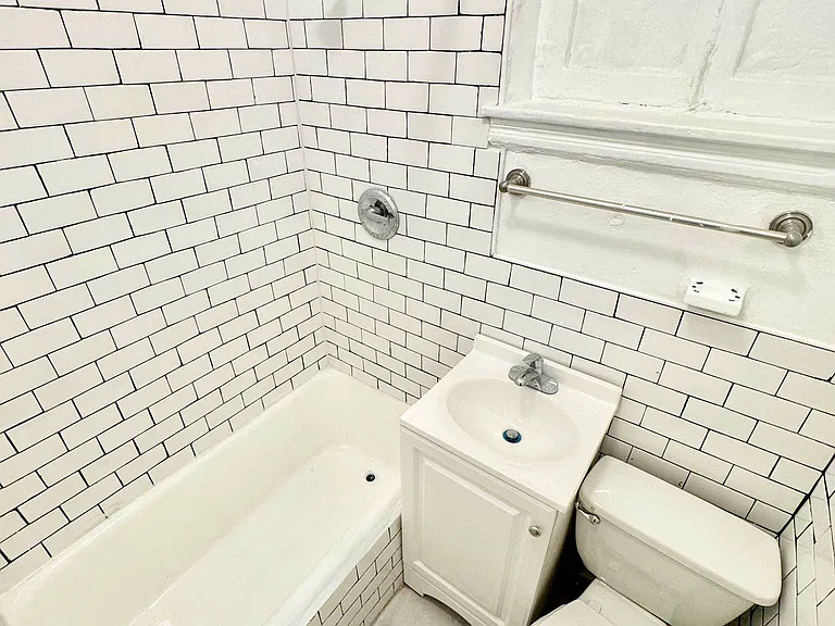 305 E 109th St #9 — Photo 4