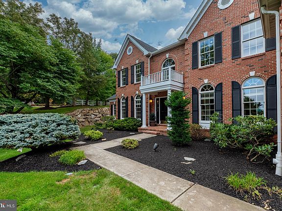 2nd image of 105 Pembrooke Cir