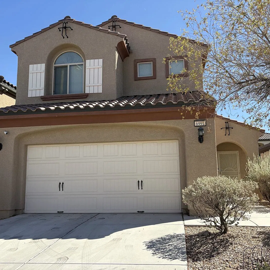 Spacious 3 Bed, 2.5 Bath Home in Gated Versante Community — Photo 1