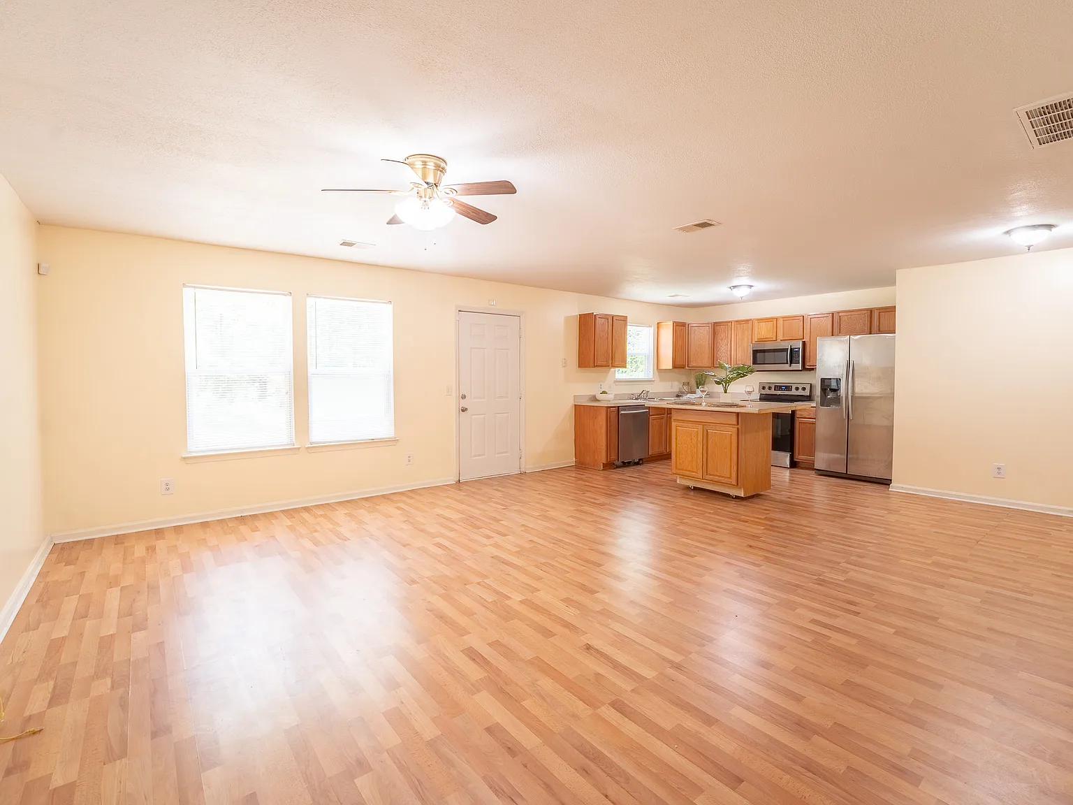 3 bed, 2.5 bath, 1772 sqft, $2,300 — Photo 4