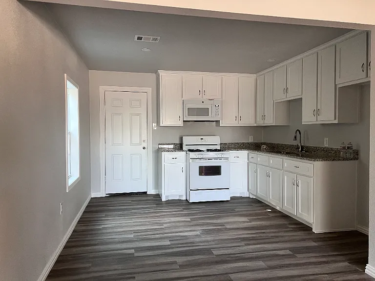 1000 W Hammond St — Photo 1