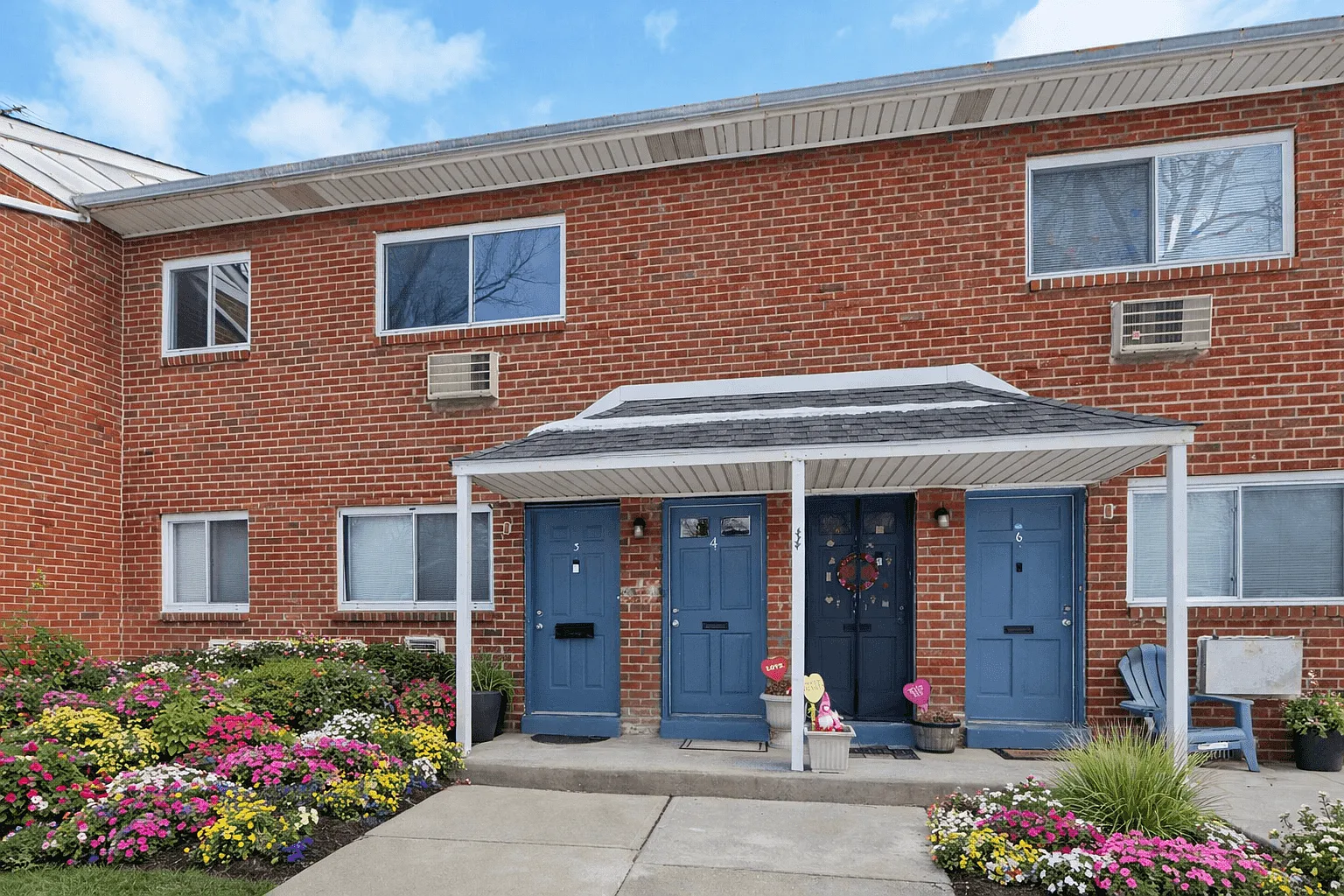 Hillcrest Apartments — Photo 1