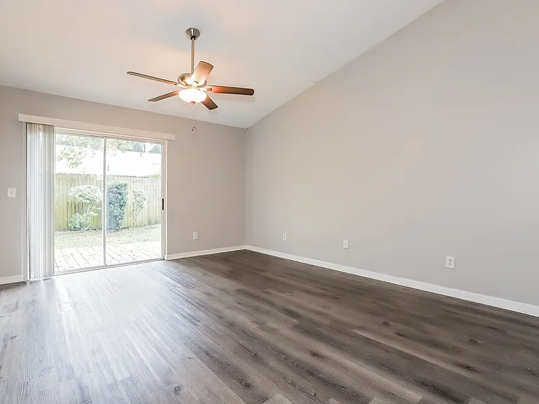1011 Hardwood Dr — Photo 3