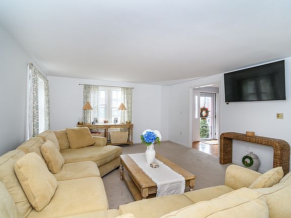 4th image of 2 Sawmill Cir