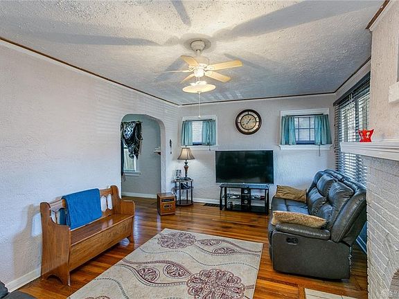 4th image of 105 Basswood Ave