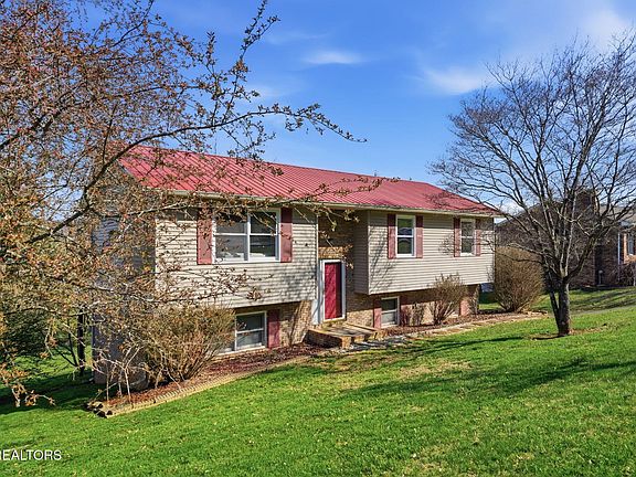 2nd image of 905 S Sherbrooke Cir