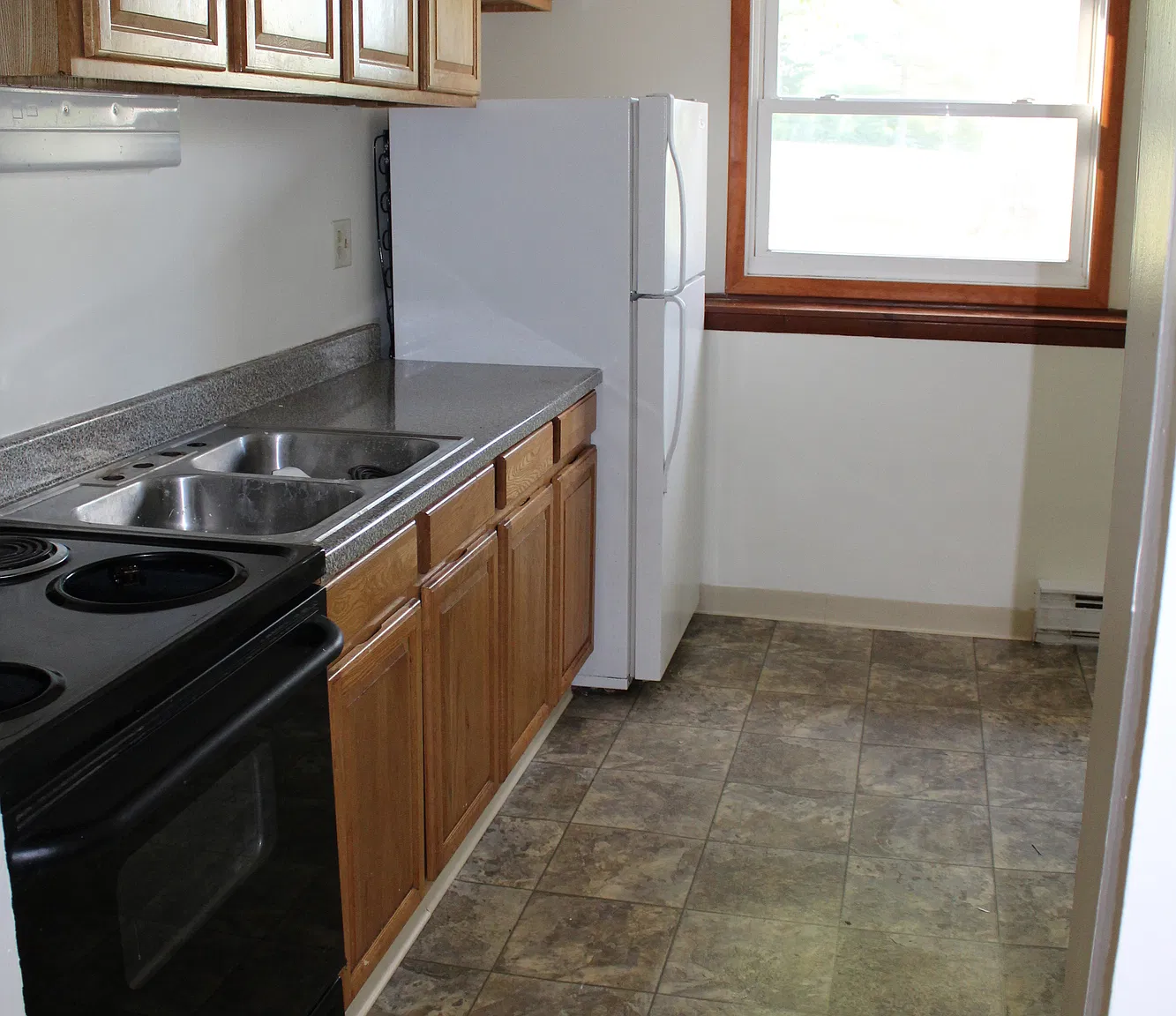 Modern two bedroom total electric apartment with eat-in kitchen. — Photo 3