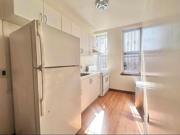 3rd image of 1048 Putnam Ave #3