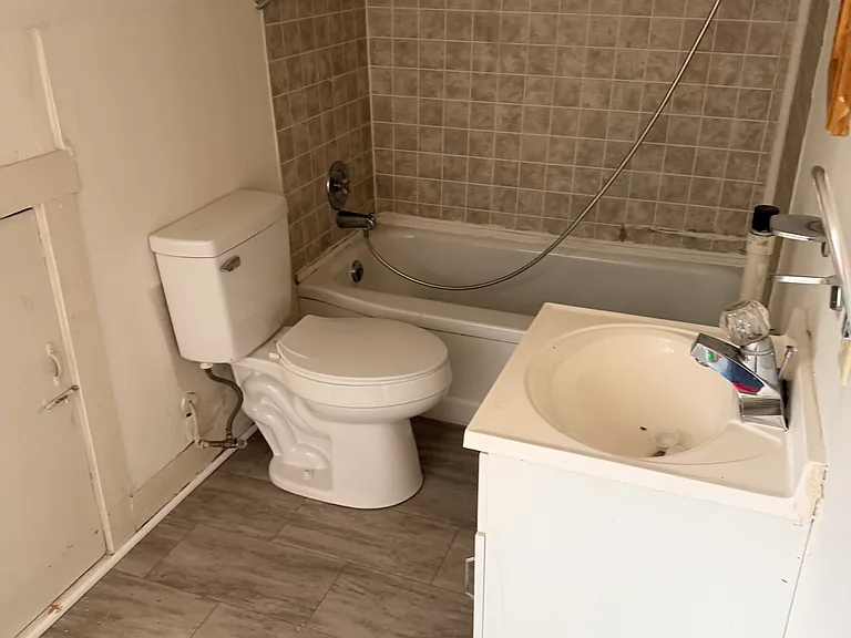 305 S White Oak St #6 — Photo 4