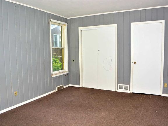 4th image of 421 Washington St