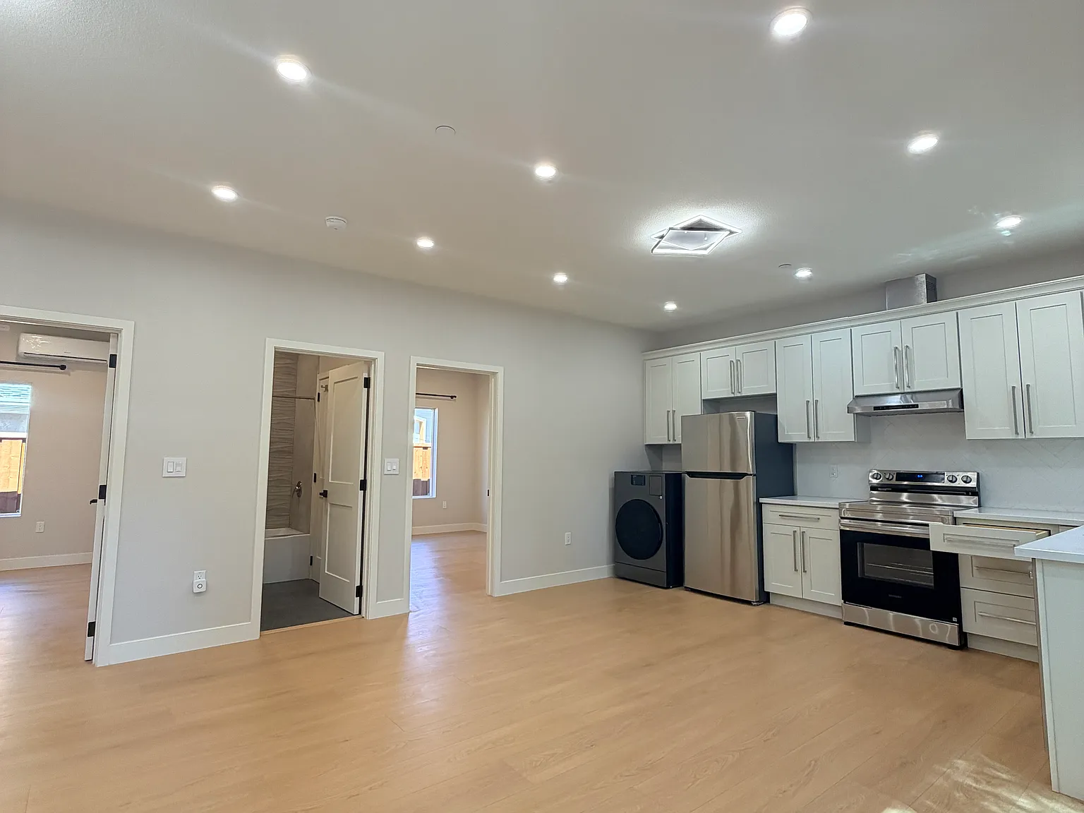 2 bed, 820 sqft, $4,300 — Photo 4