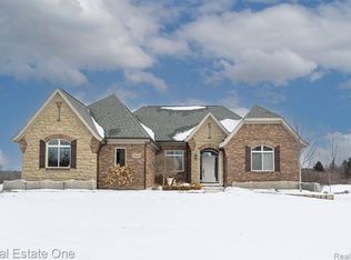 2083 Shane Ct, Oxford, MI 48370