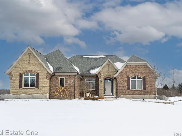 2083 Shane Ct, Oxford, MI 48370