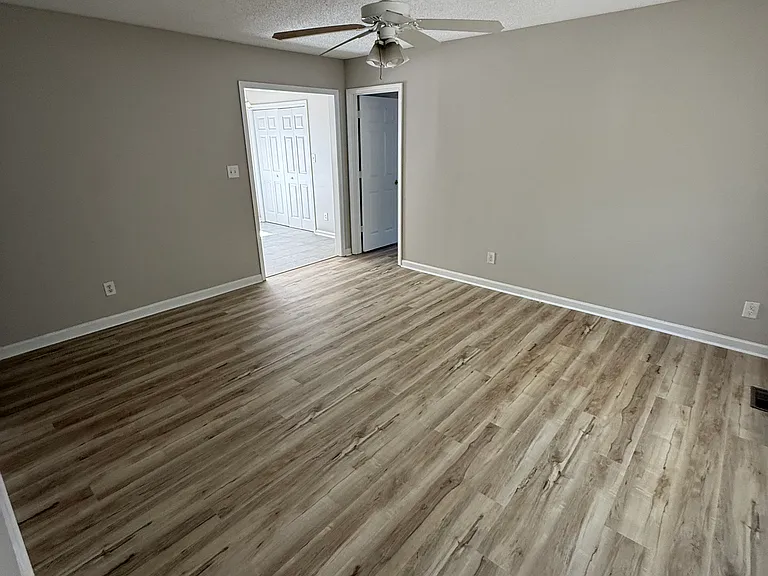 2517 Eight Oaks Dr — Photo 2