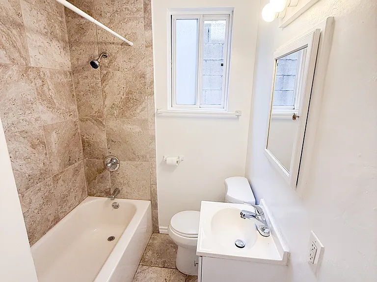 1421 1/4 N Hayworth Ave #21-1/4 — Photo 4