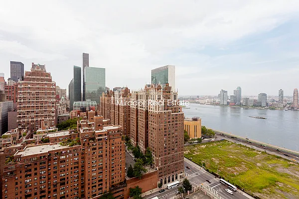 Rented by Mirador Real Estate | media 23