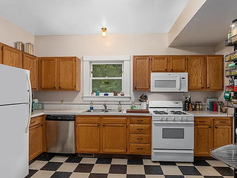 300 Hollister Ave SE — Photo 8
