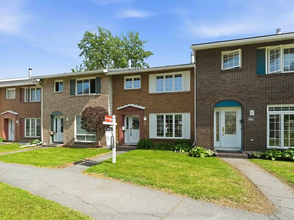 2051 Jasmine Cres #5, Ottawa, ON K1J 7W2