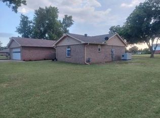 2 S Oaken Gate Rd, Ponca City, OK 74604
