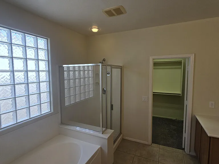 4039 N Park St — Photo 11