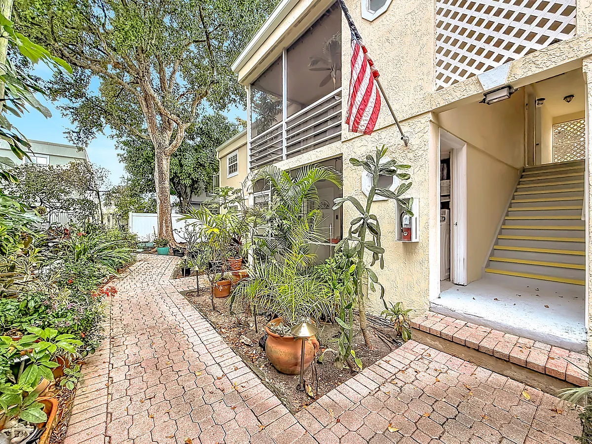 Building Photo - 305 SE 11th Ave #D